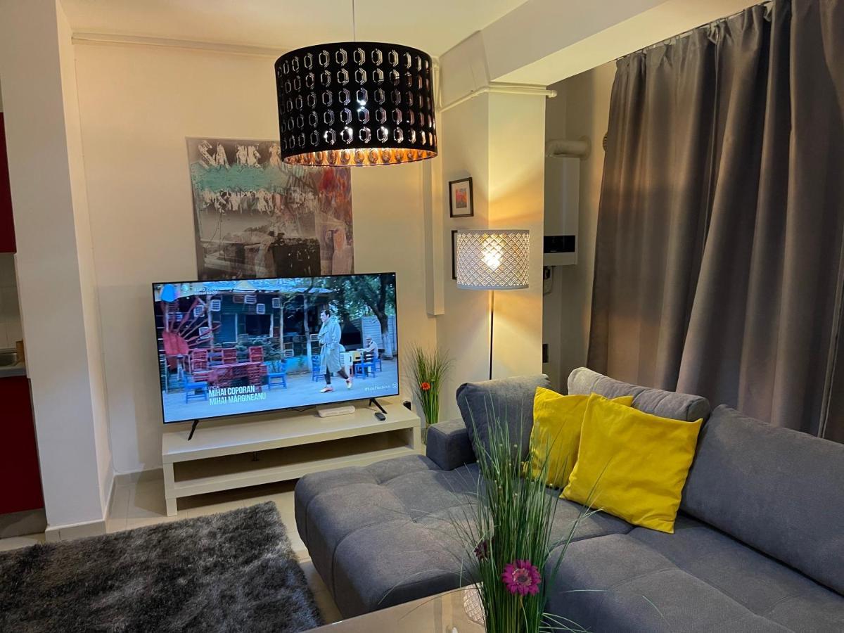 Apartment Happiness By Nicole Jutka, Visual Artist Olimp Ngoại thất bức ảnh
