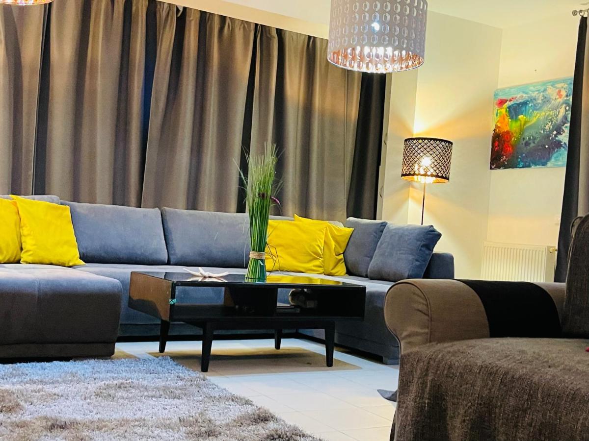 Apartment Happiness By Nicole Jutka, Visual Artist Olimp Ngoại thất bức ảnh