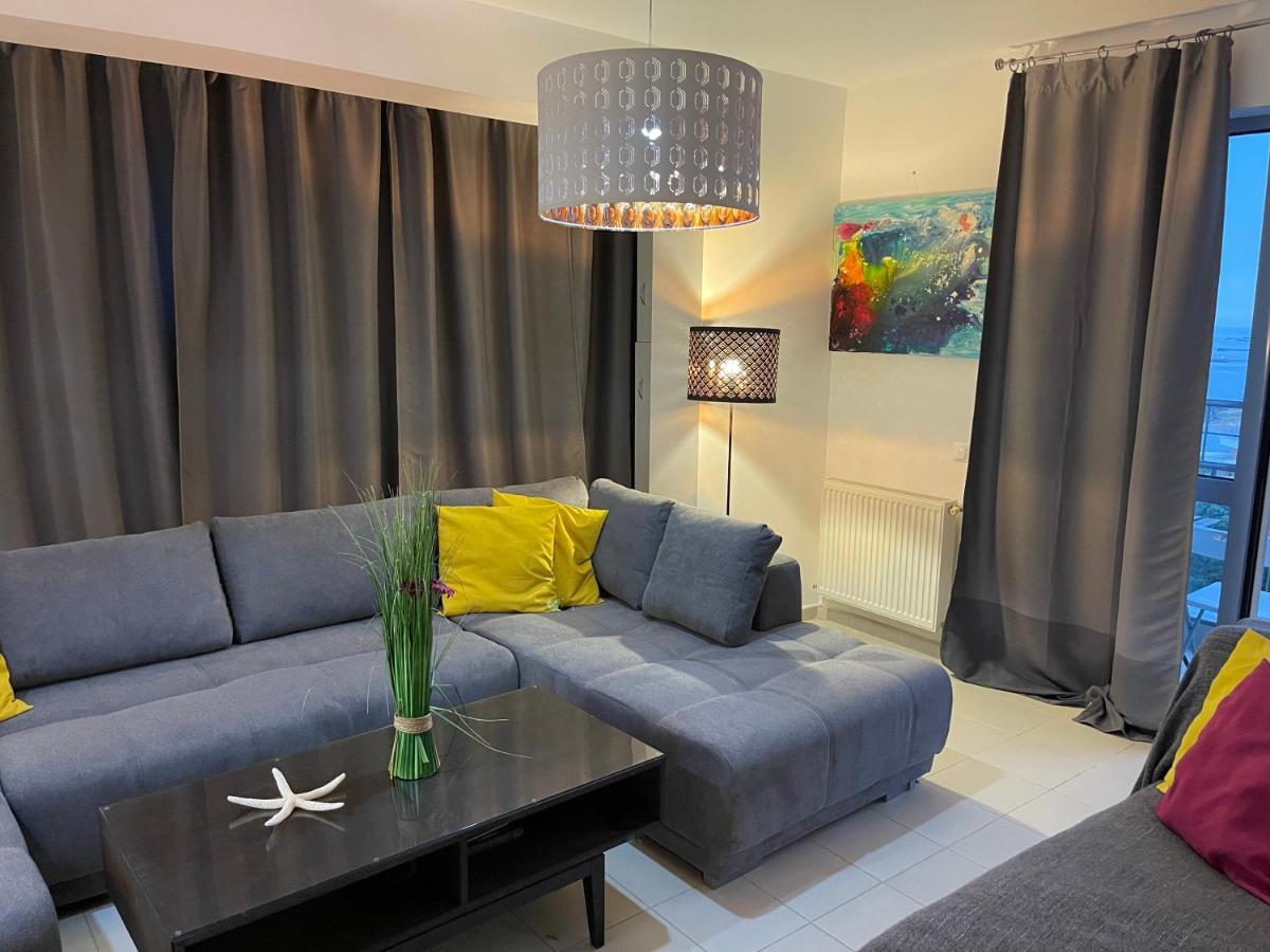 Apartment Happiness By Nicole Jutka, Visual Artist Olimp Ngoại thất bức ảnh